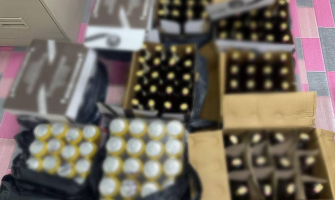 Pelbagai jenama minuman keras dirampas selepas ditinggalkan di Ladang Kenaf dipercayai untuk diseludup masuk ke Malaysia